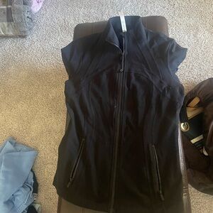 It’s a very nice black colour goes with anything. Lululemon.